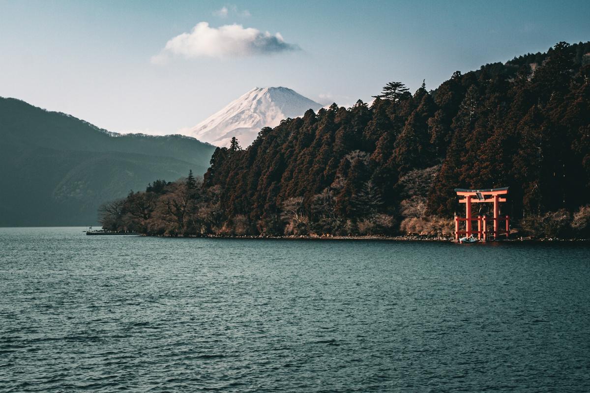 Le torii du sanctuaire de Hakone dans le lac Ashi, le Fuji au loin