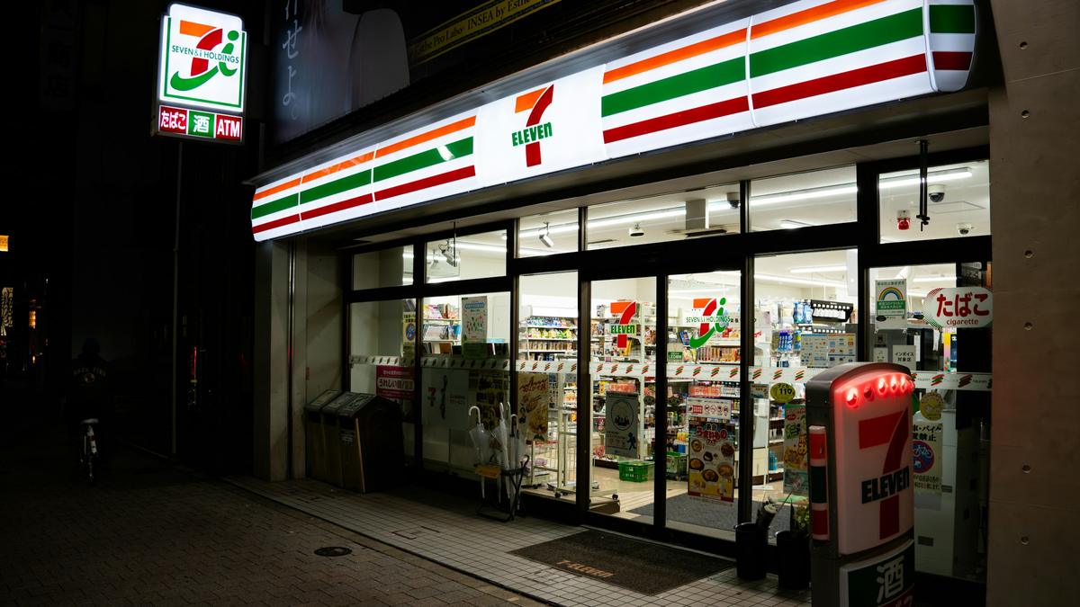 Un konbini 7-Eleven, le soir