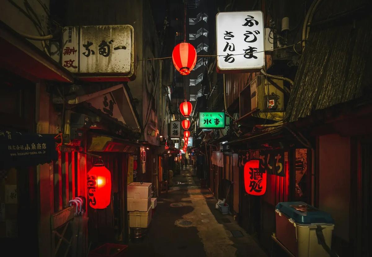Une ruelle de Shinjuku, le soir