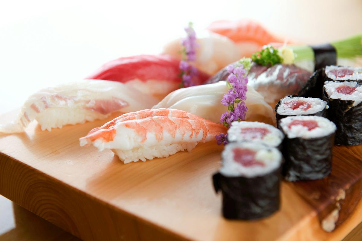 Des sushis sur une planchette de bois